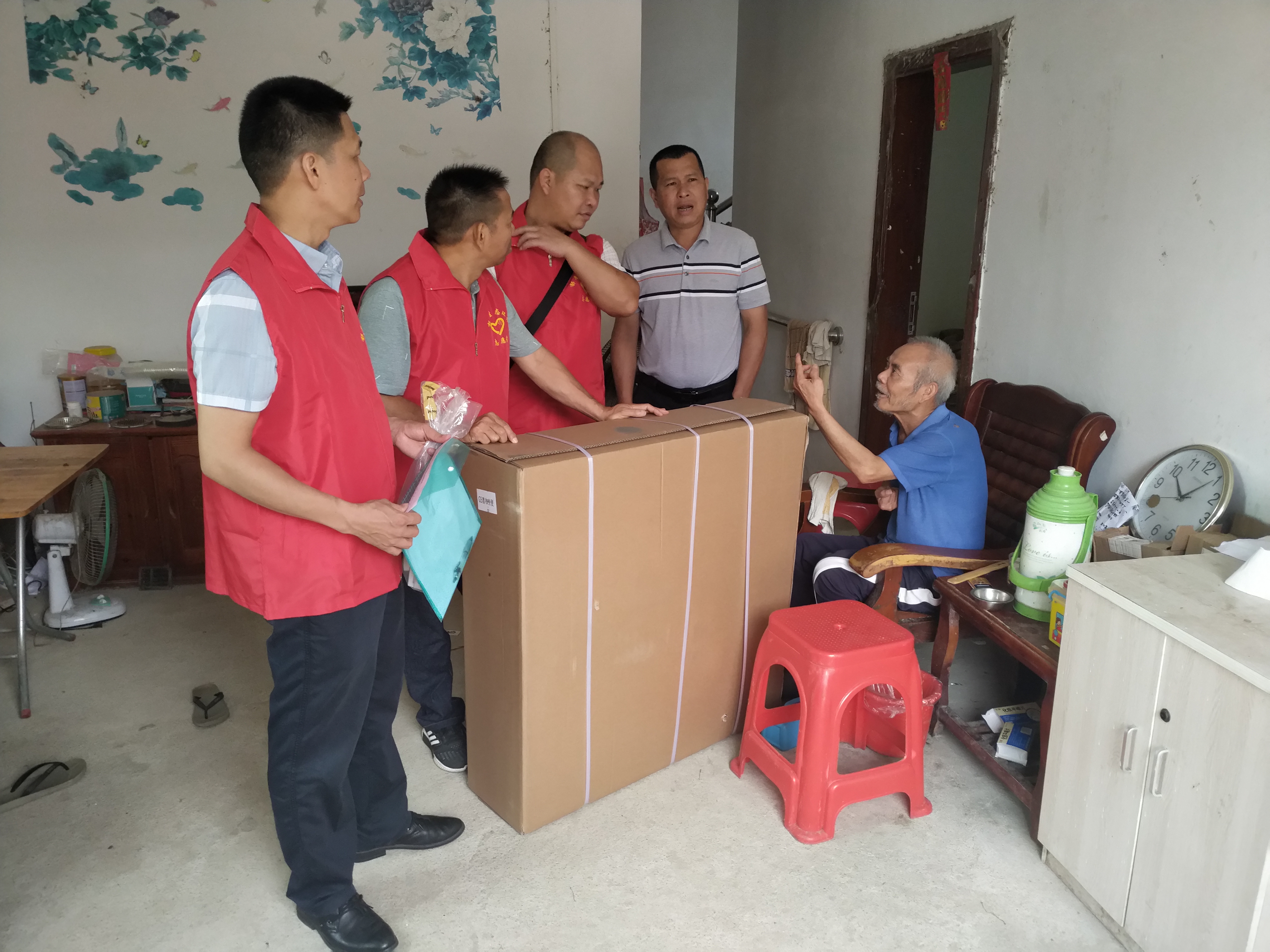 16.云浮市生態(tài)環(huán)境局郁南分局到平臺鎮(zhèn)妙門村、新樂村開展扶殘助殘慰問活動(1).jpg