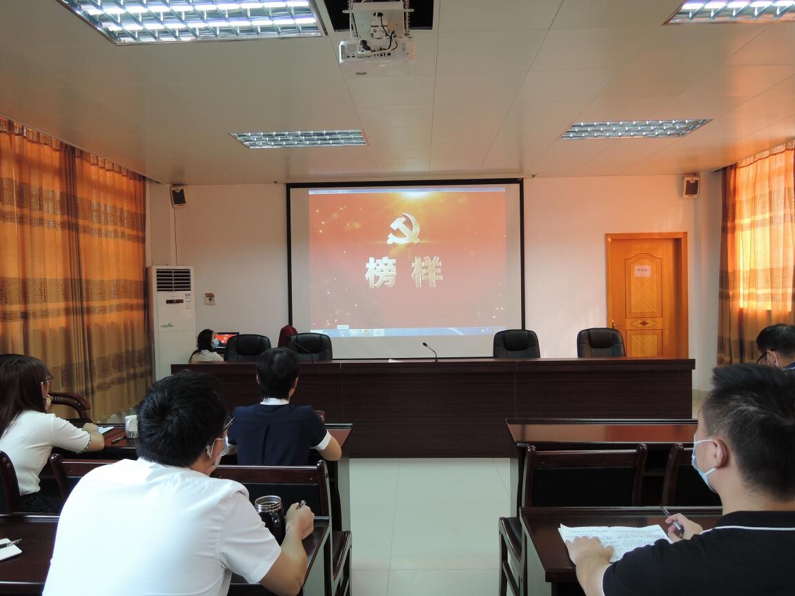 5》 向新時(shí)代榜樣看齊_1