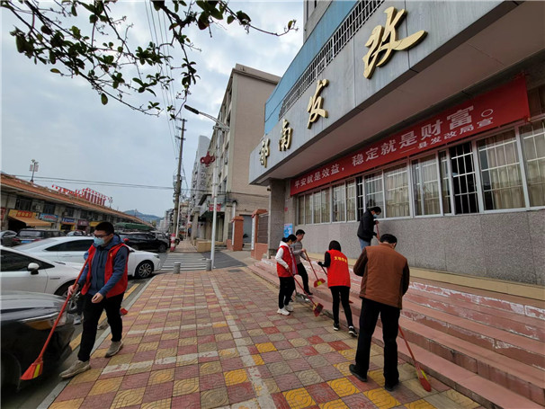 2022年1月21日縣發(fā)改局開(kāi)展愛(ài)國(guó)衛(wèi)生清潔大行動(dòng) 活動(dòng)地點(diǎn):縣發(fā)改局辦公樓前面責(zé)任路段 2.jpg