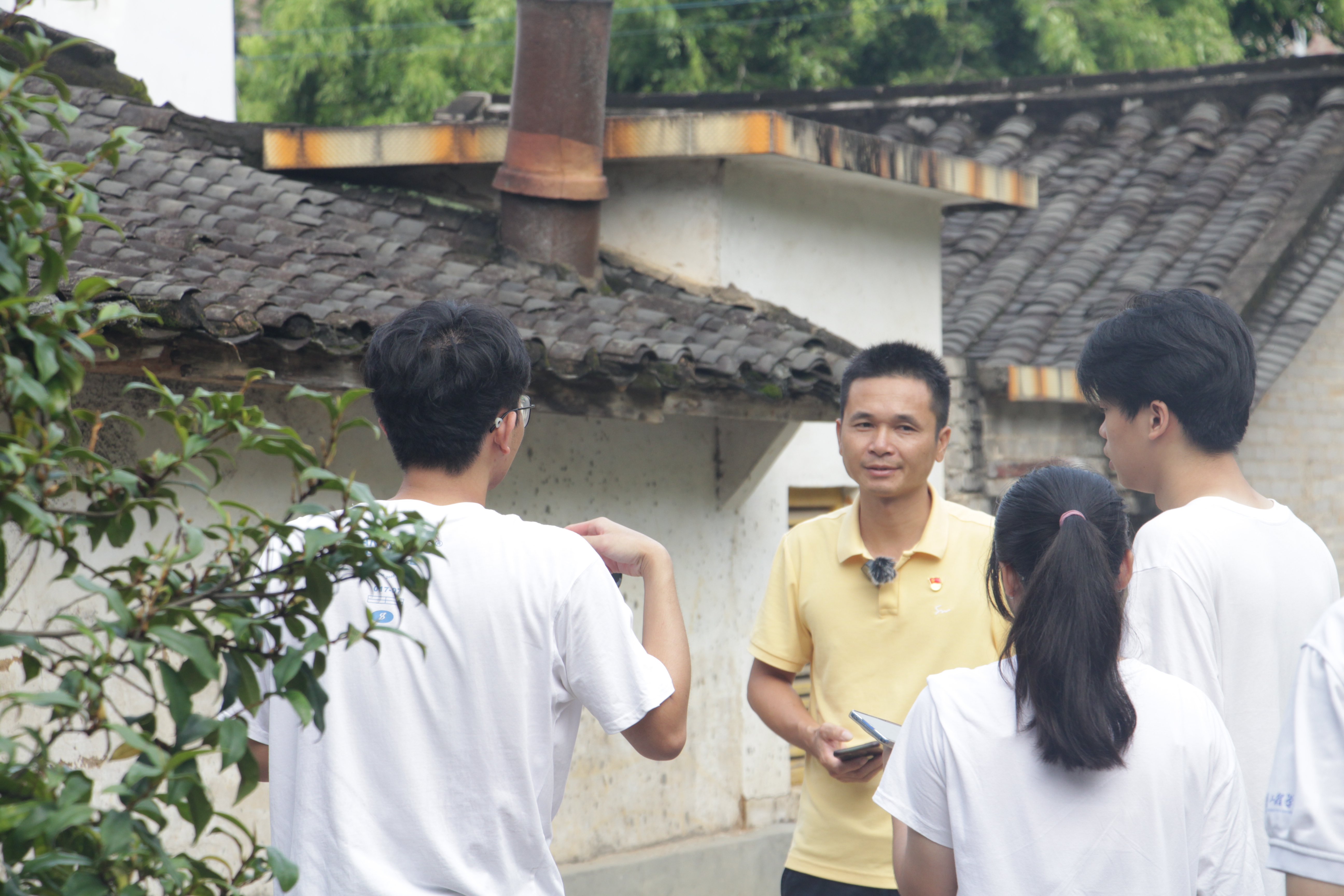 圖為小禾苗實踐隊與村長交流拍攝人物專訪的細節(jié)交流.JPG
