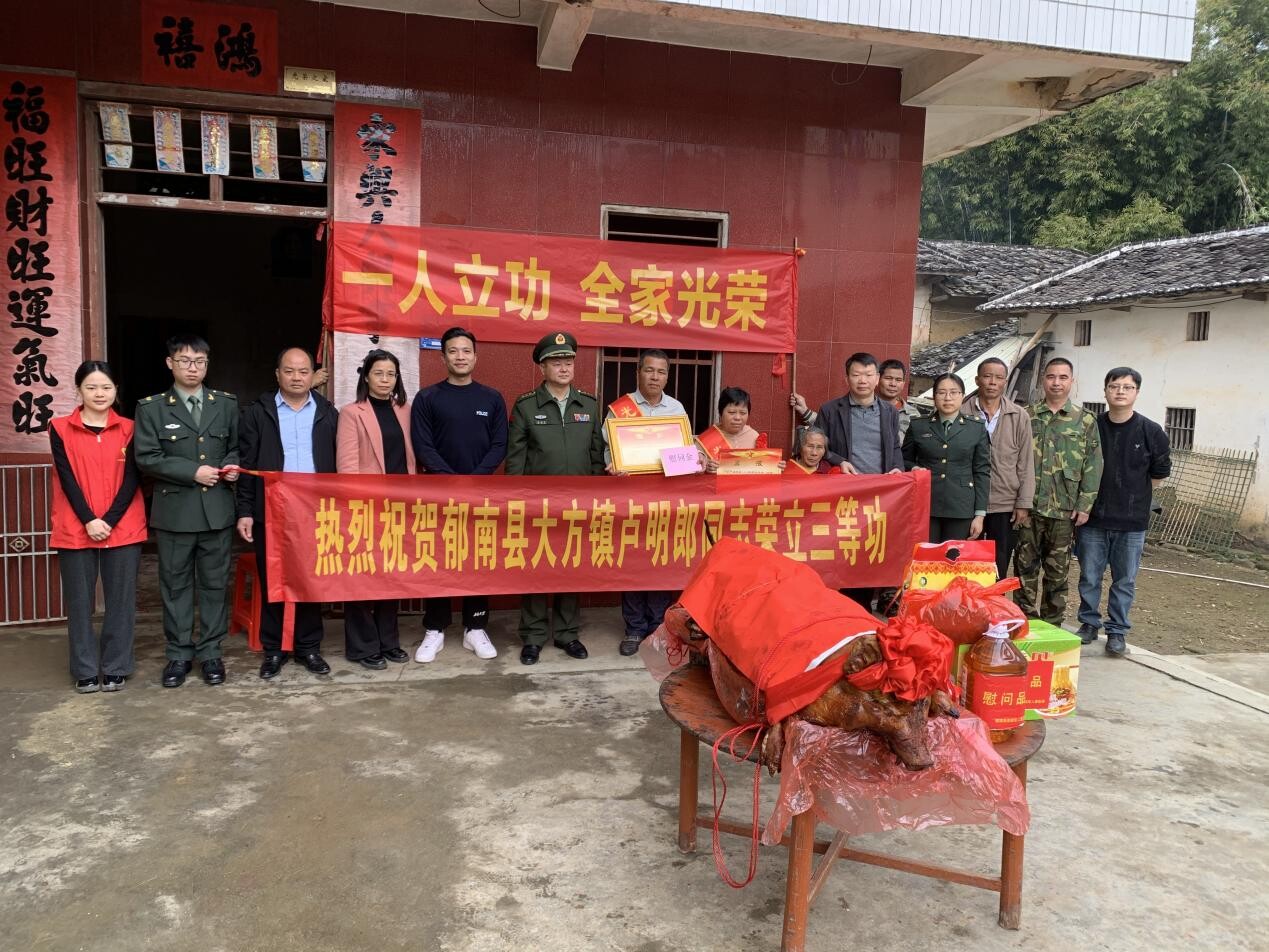 軍營(yíng)建功立業(yè)，家鄉(xiāng)共享榮光.docx_1