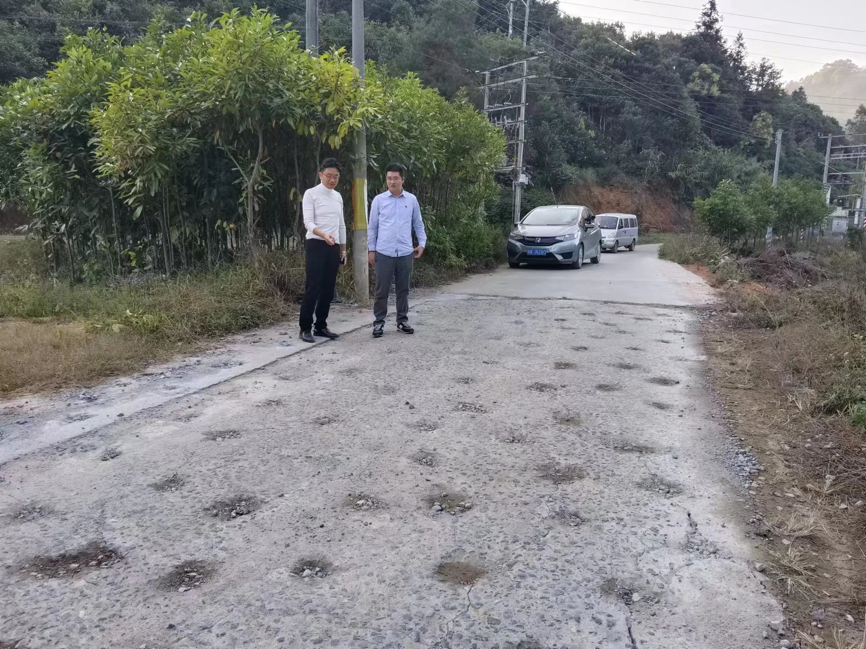 梅波（右一）和鎮(zhèn)領(lǐng)導(dǎo)到現(xiàn)場視察道路修復(fù)情況。  鐘梅 攝.jpg