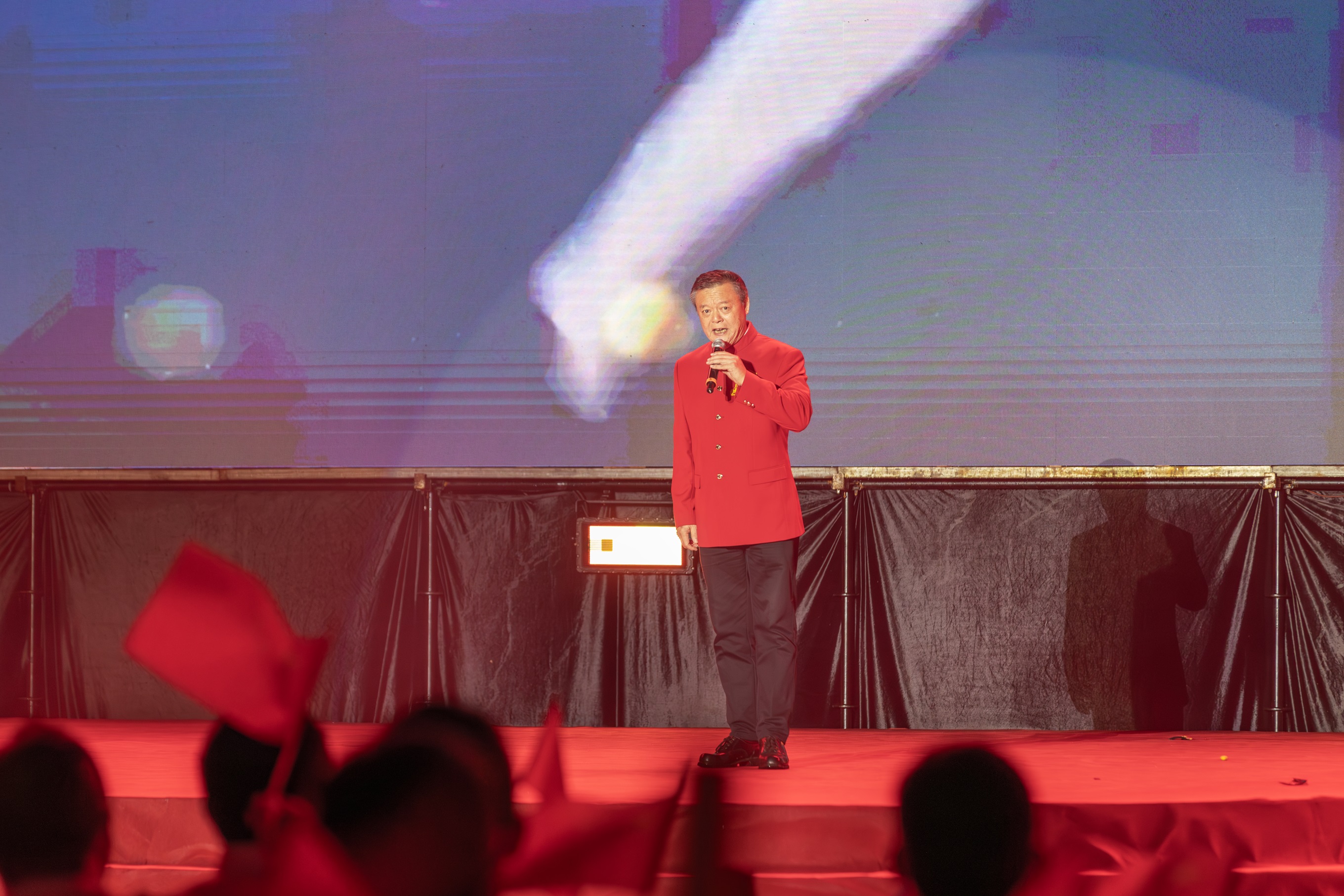國家一級演員、男高音歌唱家周琦深情演唱《把一切獻(xiàn)給黨》。（攝影：杜海洪）.jpg