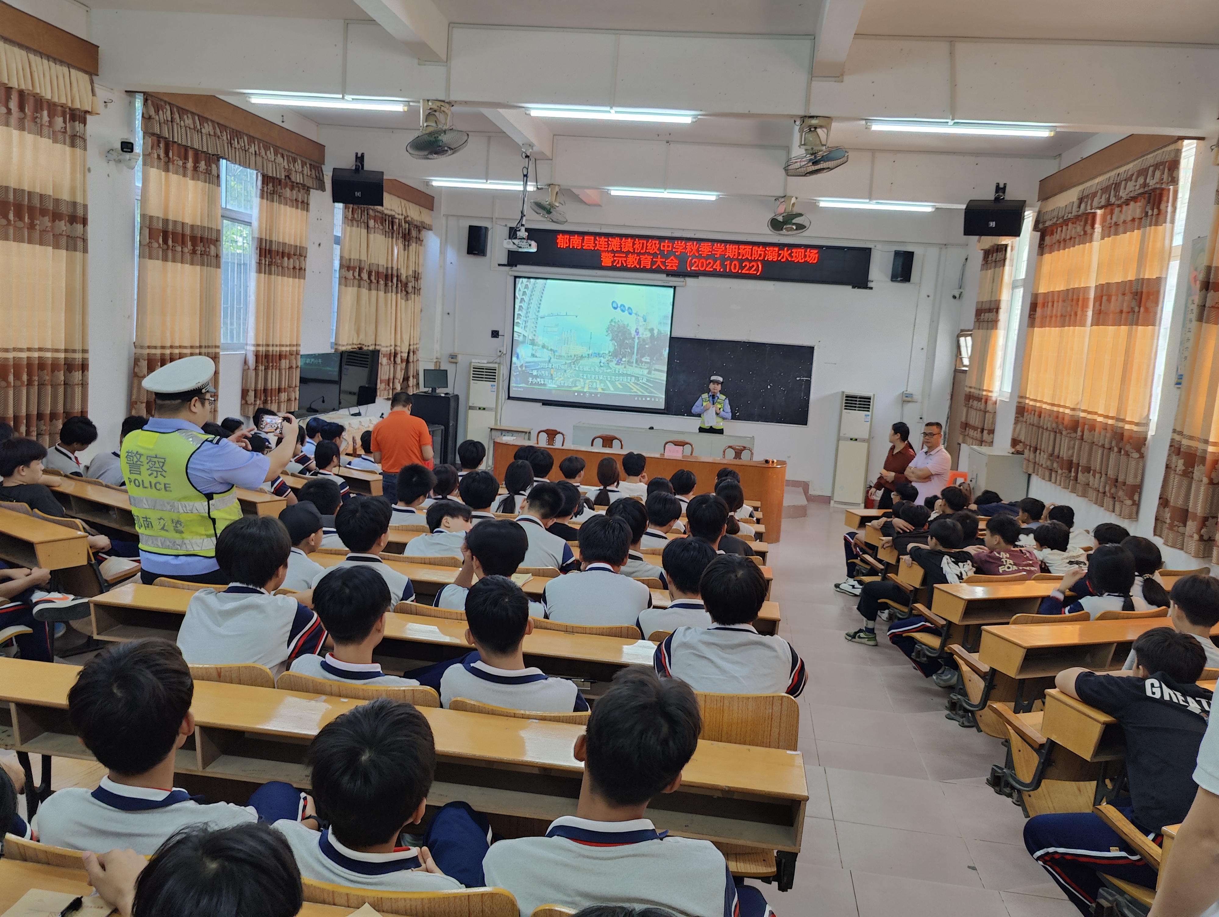 郁南交警大隊到連灘鎮(zhèn)初級中學(xué)開展未成年人道路交通安全警示教育專題活動1.jpg