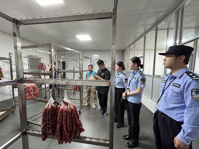 11.14聯合郁南縣公安局開展肉制品和食用農產品專項執(zhí)法抽檢1.jpg