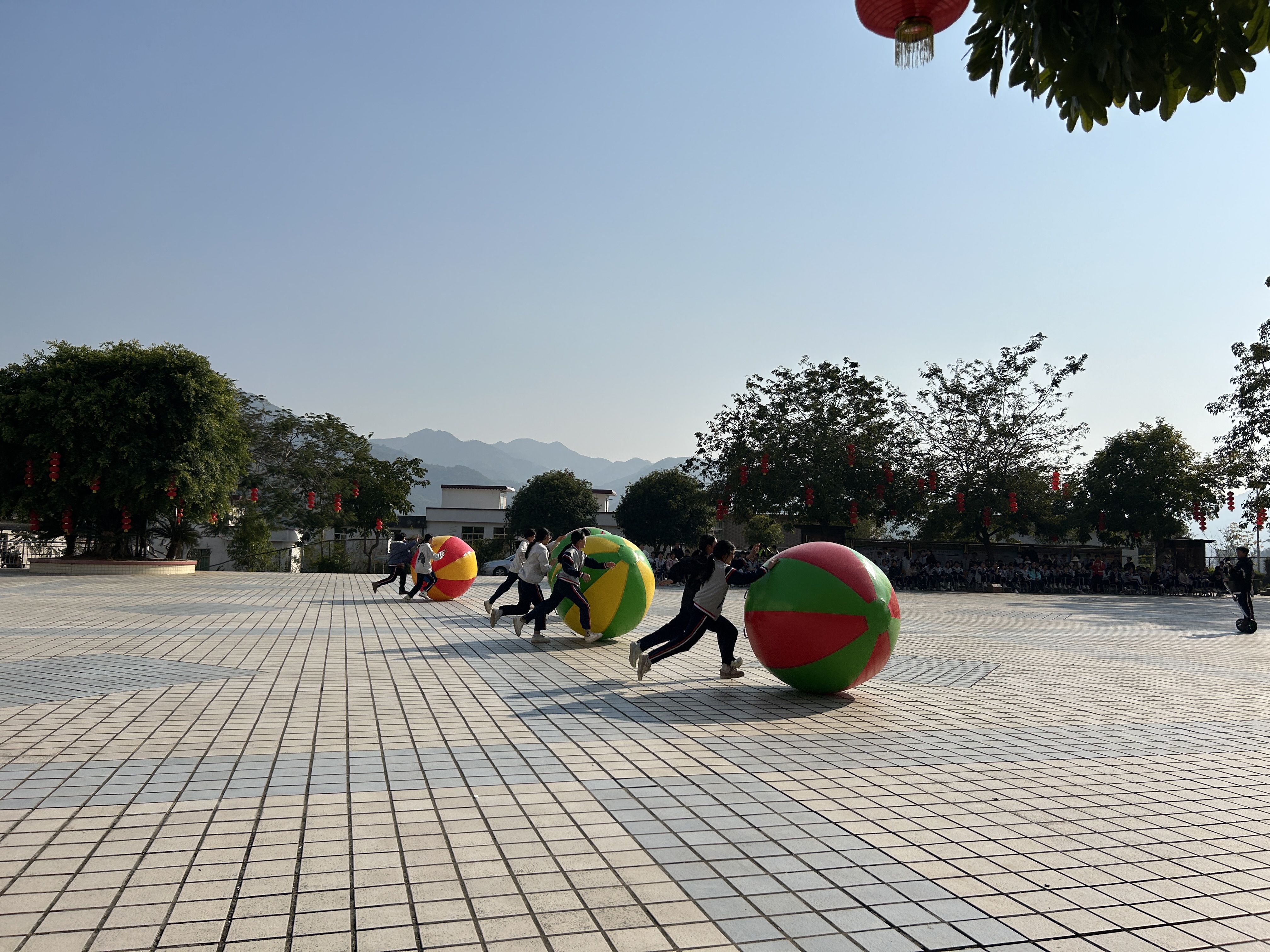 郁南縣桂圩鎮(zhèn)初級中學舉行2024年秋季趣味運動會4.jpg