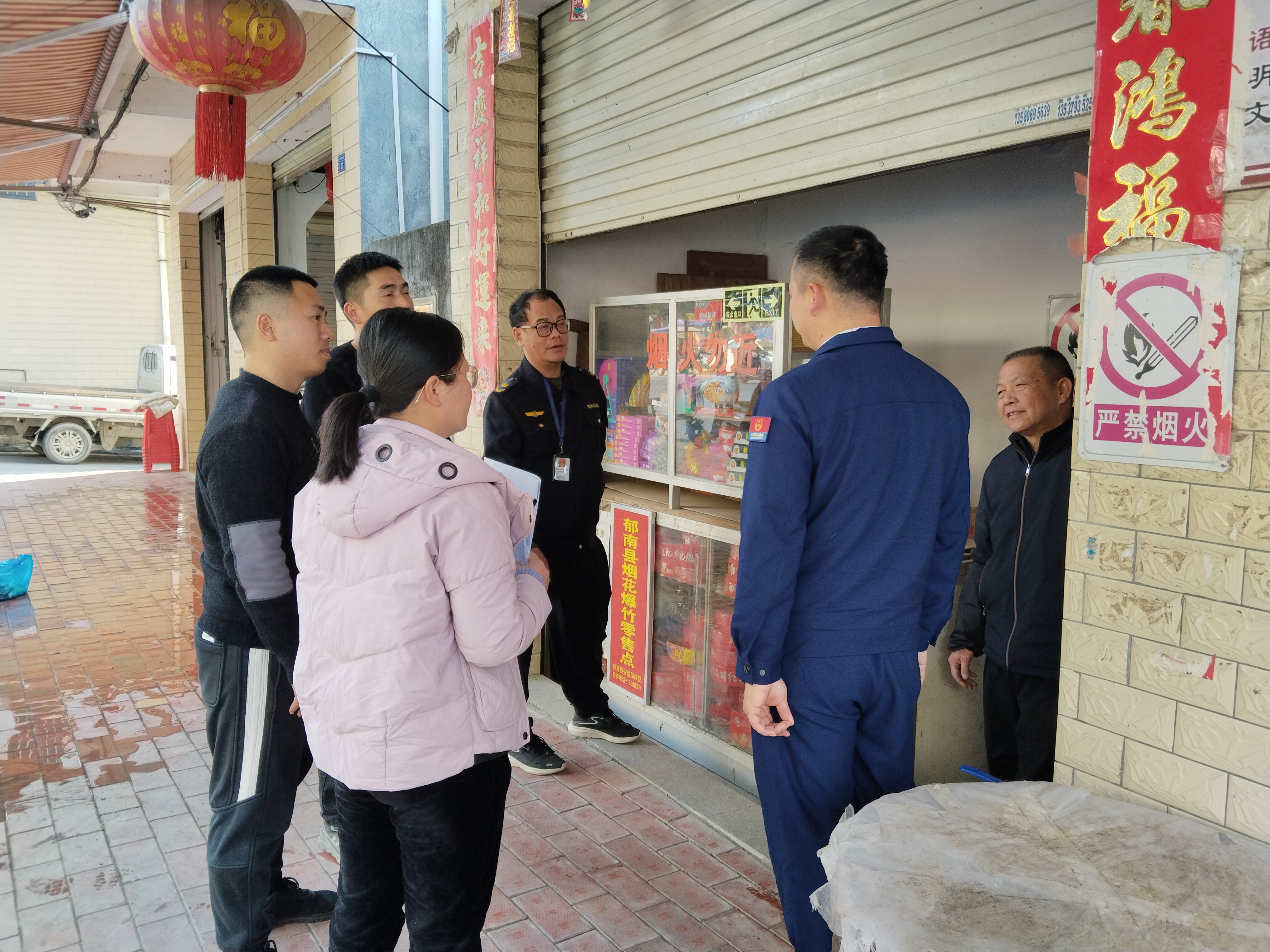 1月21日下午，縣督查組到寶珠鎮(zhèn)煙花爆竹銷售點督導(dǎo)歲末年初安全生產(chǎn)相關(guān)各項工作，聶隊長及相關(guān)工作人員陪同檢查。.jpg
