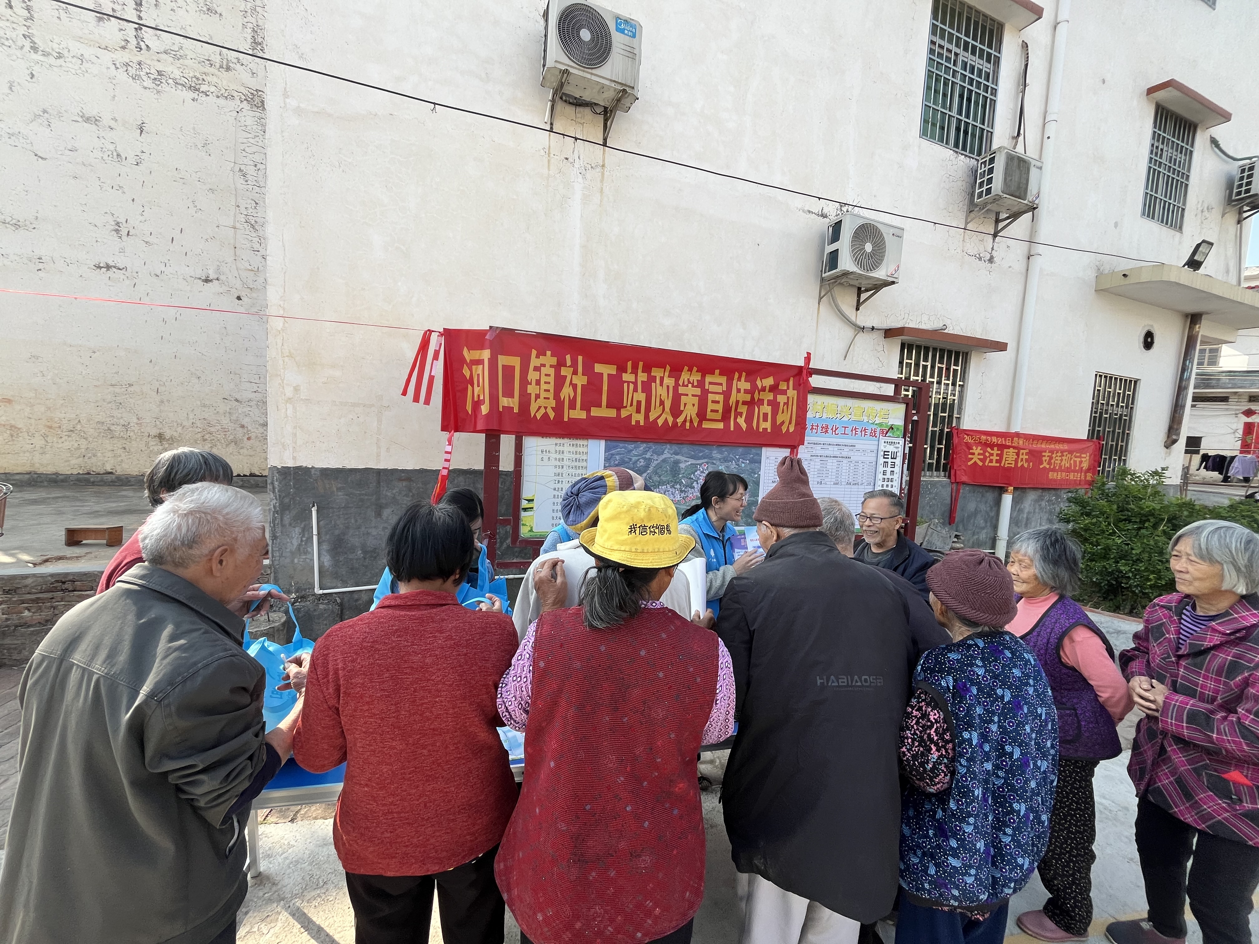 圖為社工現(xiàn)場解答群眾救助政策咨詢。.jpg