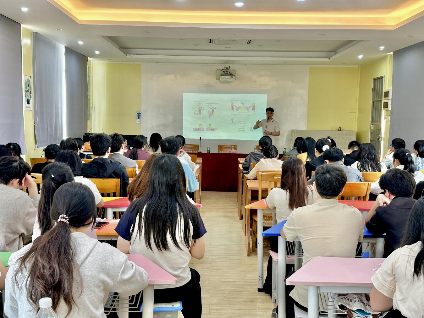 七巧啟智，共促科技教育——云浮市第五屆青少年科技七巧板創(chuàng)意制作競(jìng)賽教師培訓(xùn)班（郁南站）在都城鎮(zhèn)錦江小學(xué)舉辦1.png