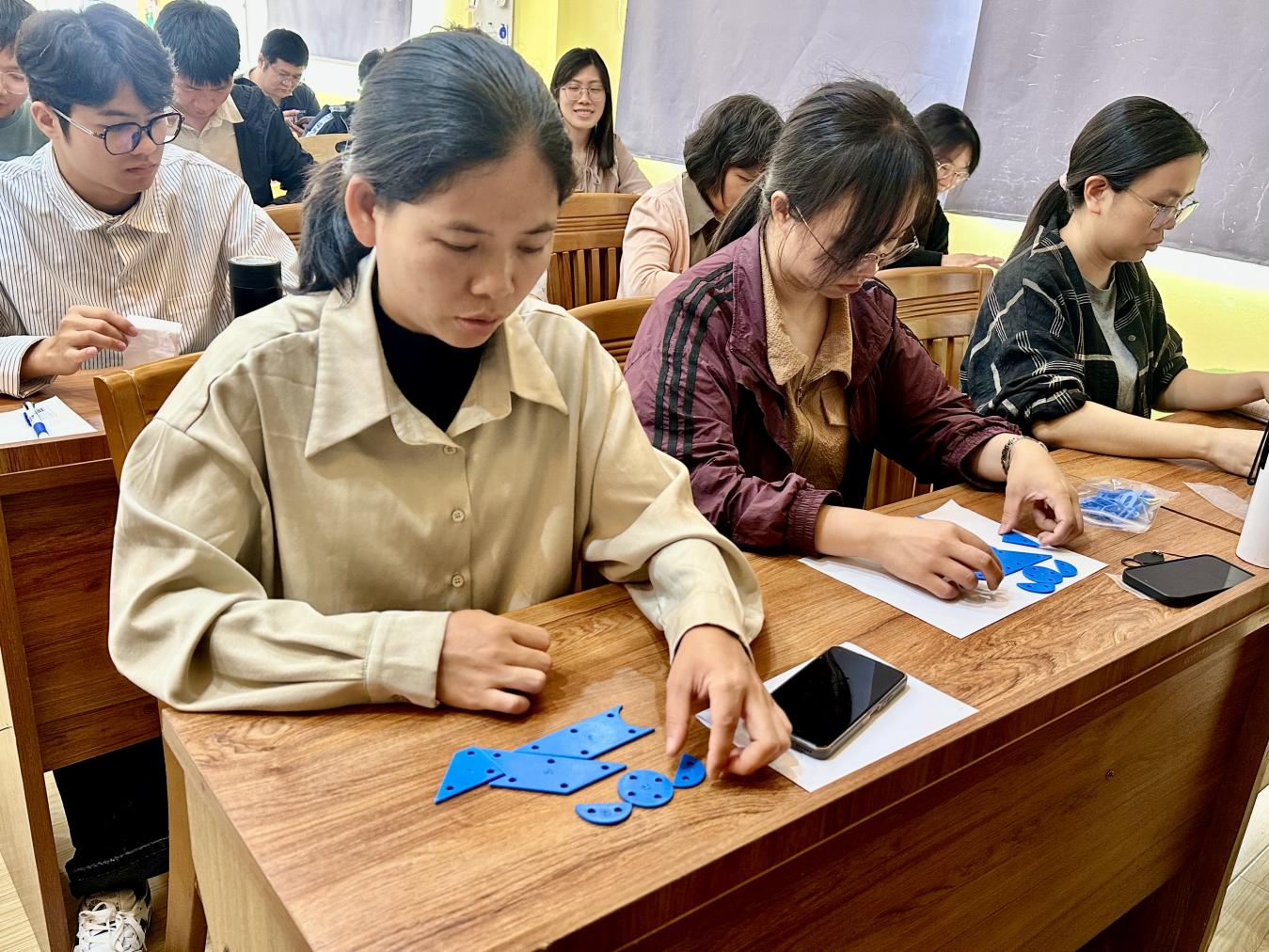 七巧啟智，共促科技教育——云浮市第五屆青少年科技七巧板創(chuàng)意制作競(jìng)賽教師培訓(xùn)班（郁南站）在都城鎮(zhèn)錦江小學(xué)舉辦4.png