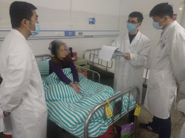 郁南縣人民醫(yī)院專(zhuān)家到桂圩鎮(zhèn)衛(wèi)生院開(kāi)展業(yè)務(wù)指導(dǎo)和教學(xué)查房工作.jpg