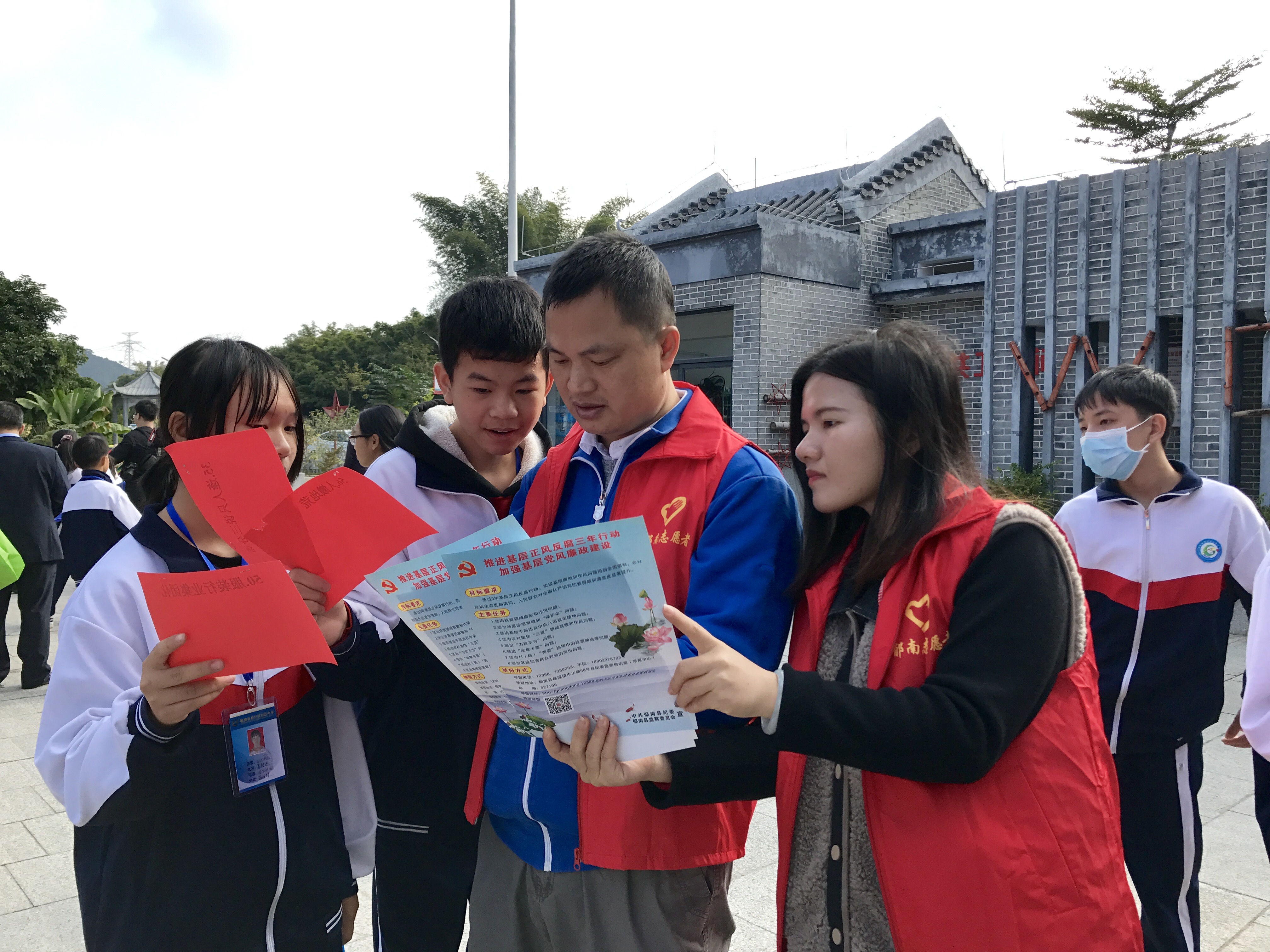 【南粵紀檢人 鏡頭】云浮市郁南縣紀委監(jiān)委：將憲法宣傳結(jié)合反腐倡廉宣傳 為中學生上生動的“廉潔課”3.jpg